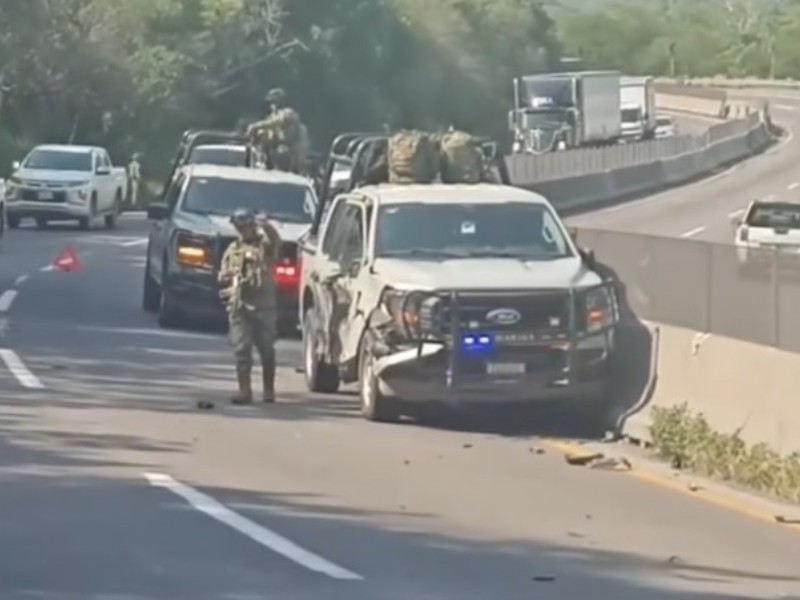 Choca camioneta de la Secretaría de Marina en la autopista
