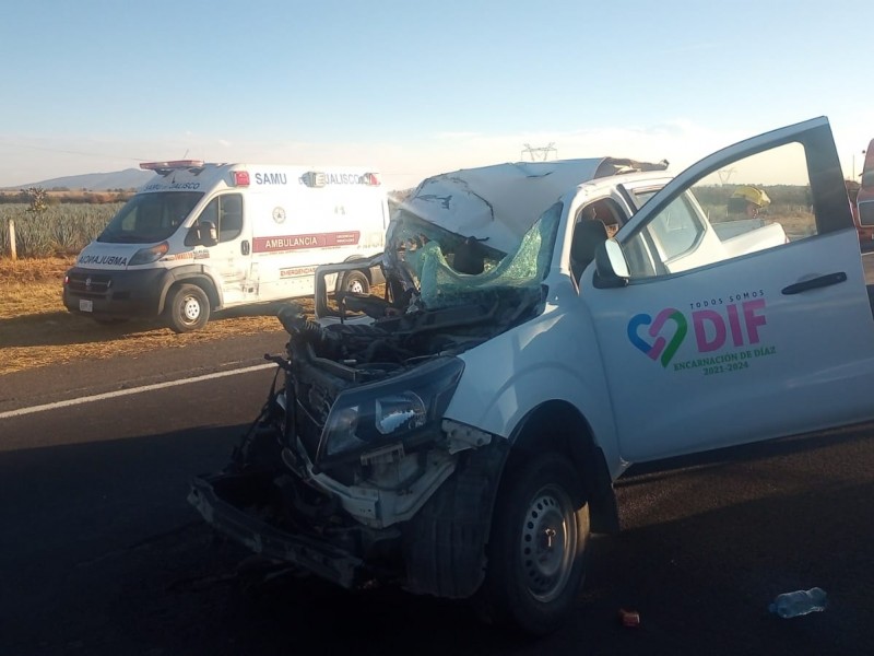 Choca camioneta del DIF Encarnación de Díaz; hay un muerto