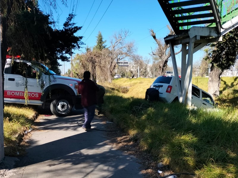 Choca camioneta y auto en San MAteo