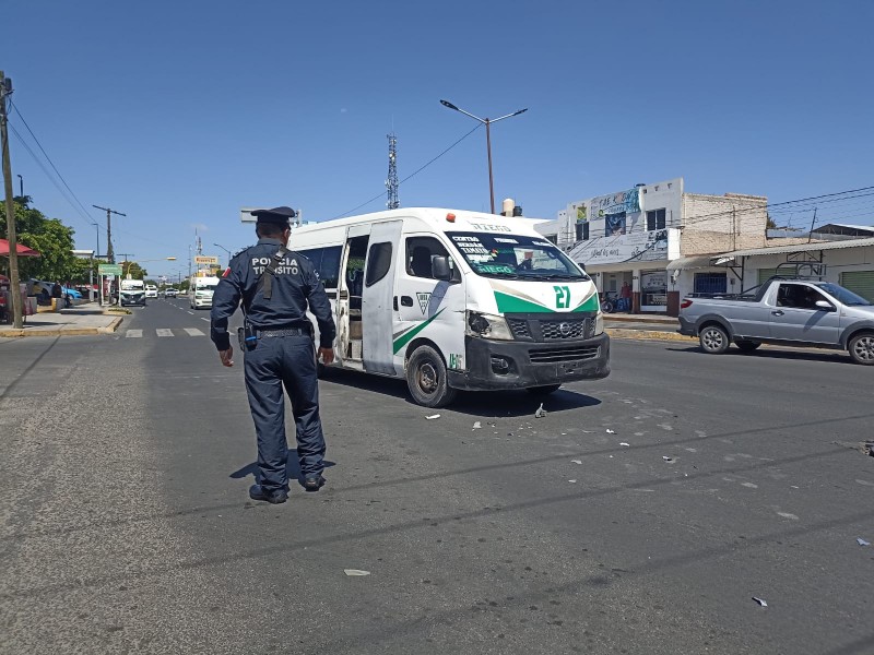 Choca colectiva con camioneta particular