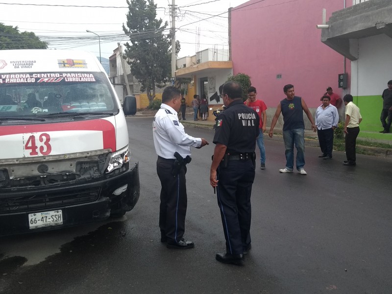 Choca colectiva contra auto que no respeta paso