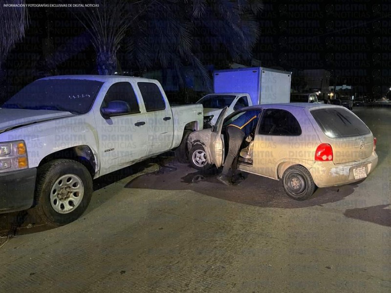 Choca con dos vehículos estacionados en colonia Pueblo Nuevo