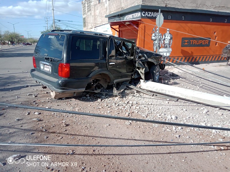 Choca con moto y poste de la CFE