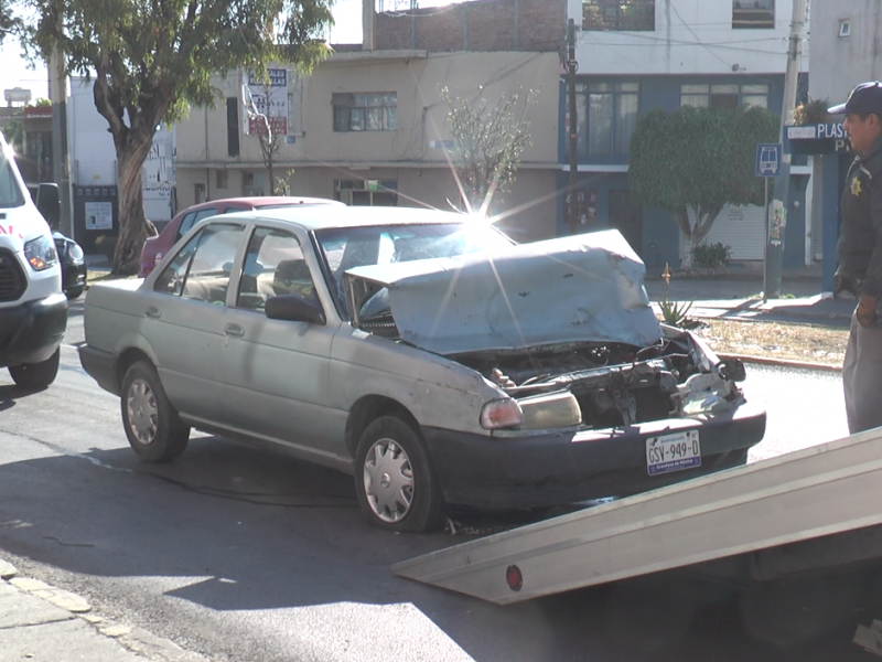 Choca contra camión detenido y queda semi atrapada