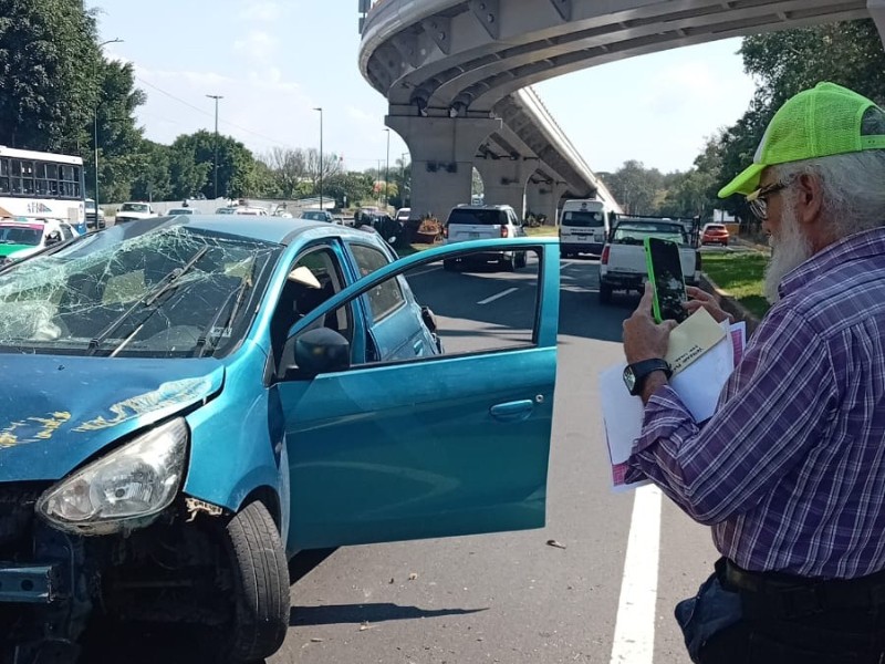 Choca contra guarnición y vuelca, en la carretera 140 Choca contra guarnición y vuelca, en la carretera 140