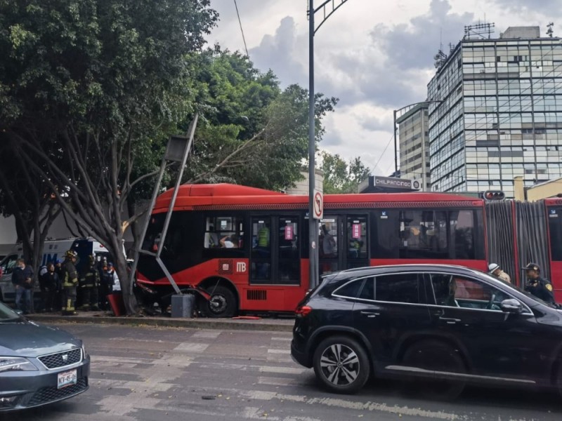 Choca Metrobús en CDMX, 20 lesionados leves