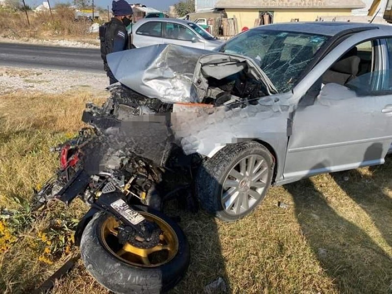 Choca motocicleta contra automóvil en Tecali de Herrera