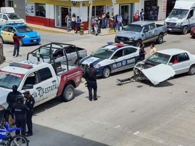 Choca patrulla contra taxi en Amozoc