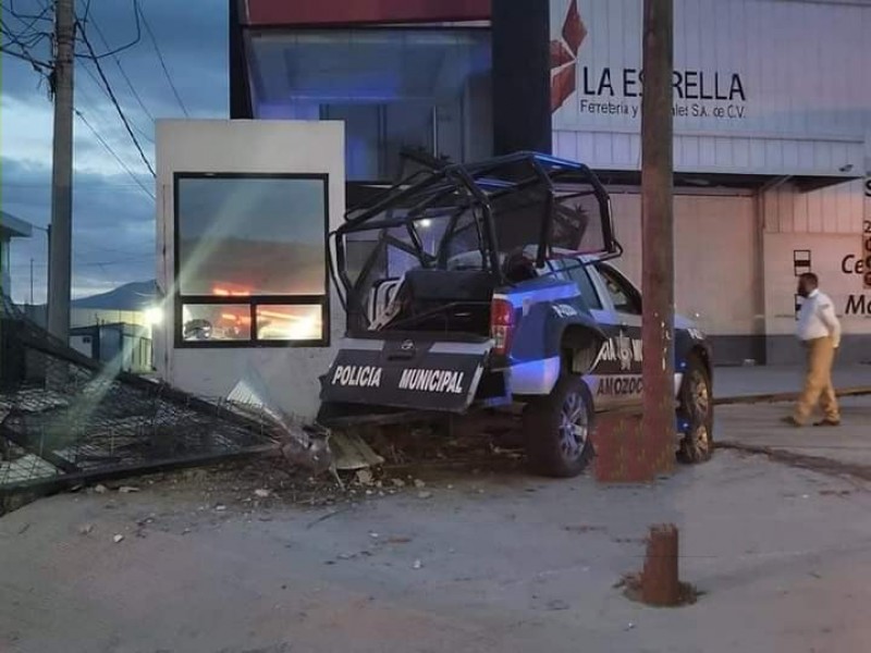 Choca patrulla de Amozoc contra caseta, un policía herido