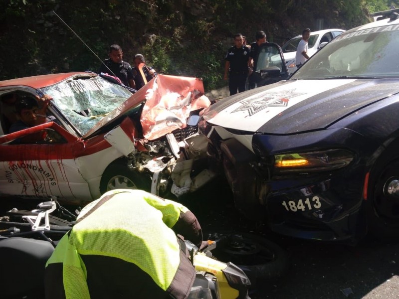 Choca patrulla de PF y taxi en Pochutla