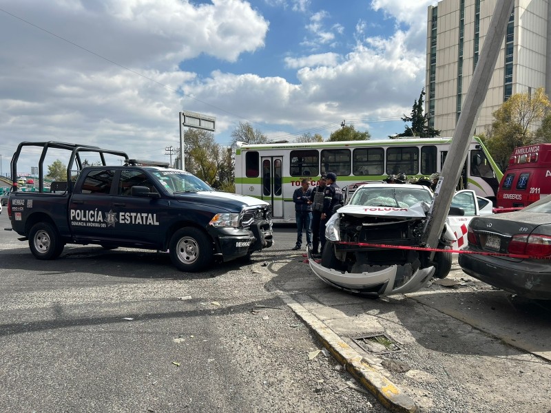 Choca patrulla y taxi en Toluca