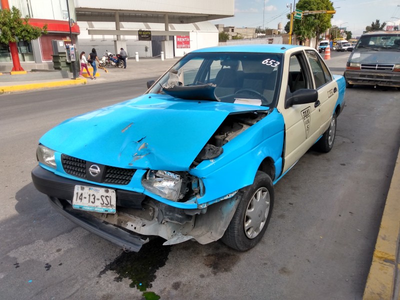 Choca taxi por alcance dejando daños materiales cuantiosos