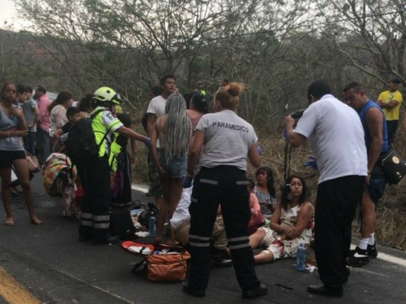 Choca trailer con autobús de pasajeros