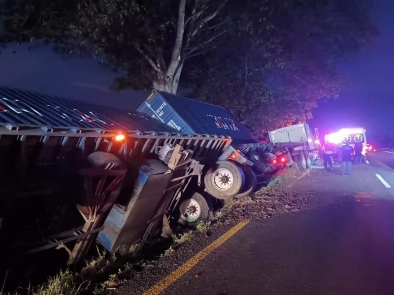 Choca tráiler contra barrera de contención en El Trapiche