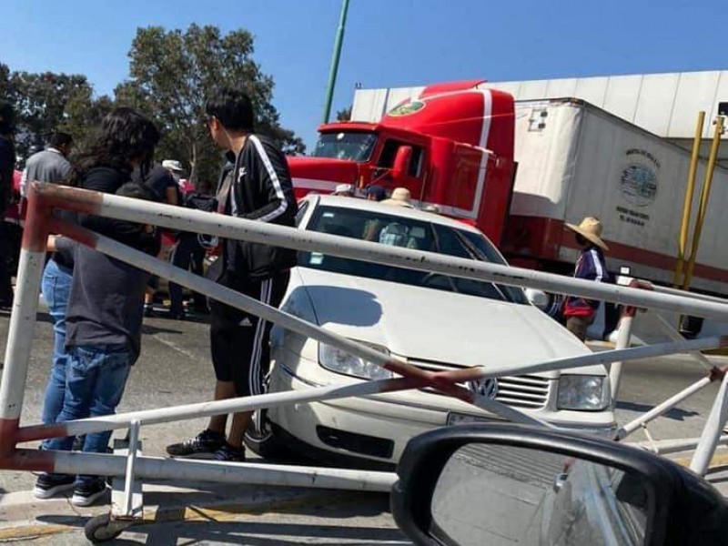 Choca tráiler contra caseta de Amozoc y embiste tres carros