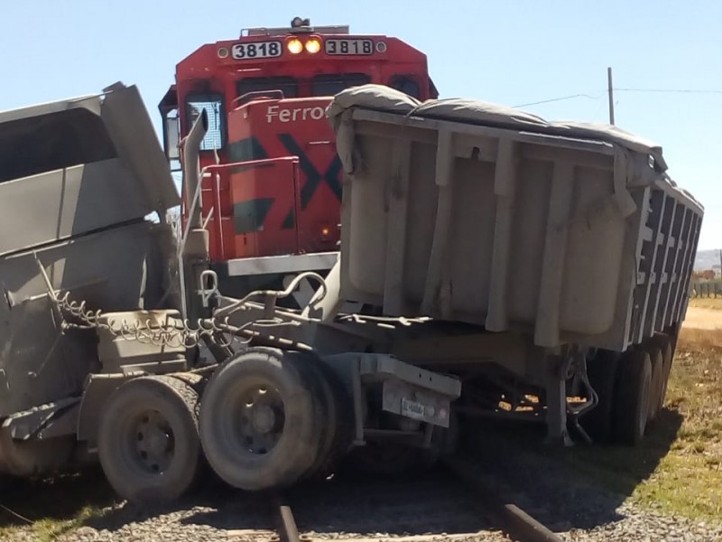 Choca tren contra trailer en Morelos