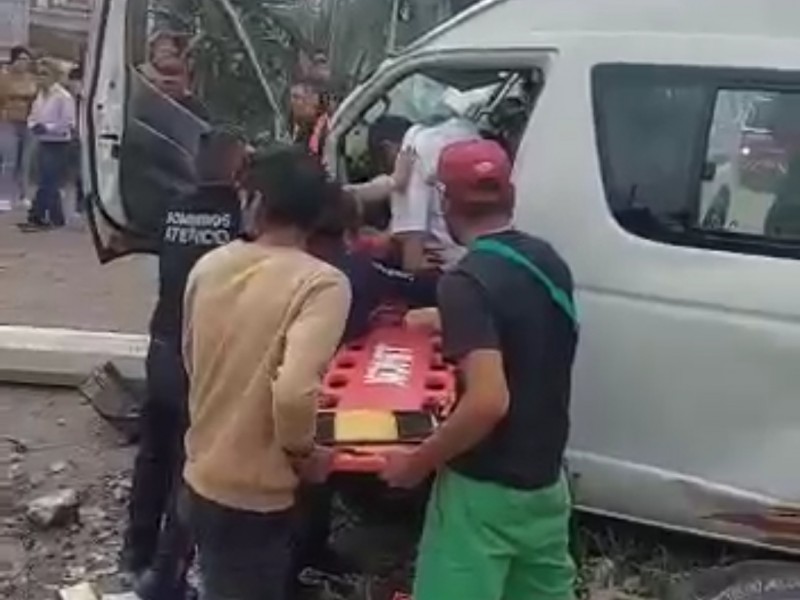 Choca unidad de transporte público en San Salvador Atenco