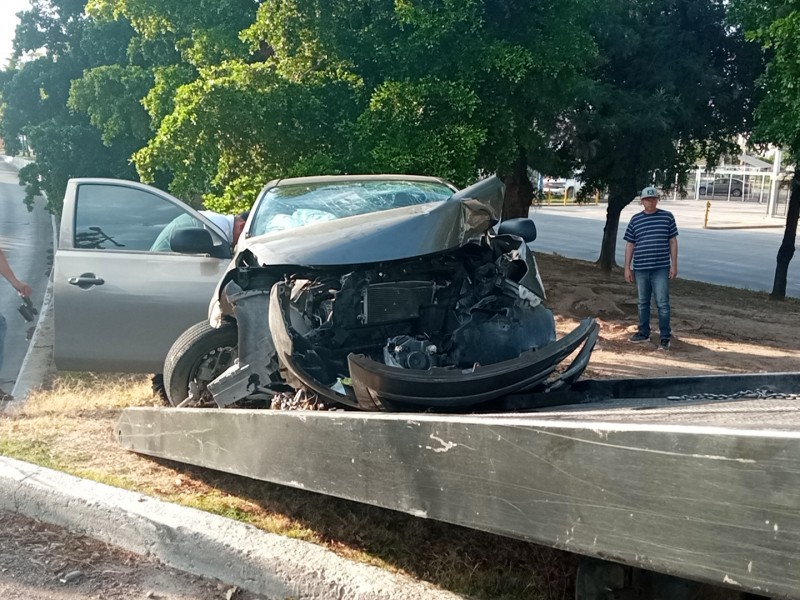 Choca vehículo contra barandal de puente