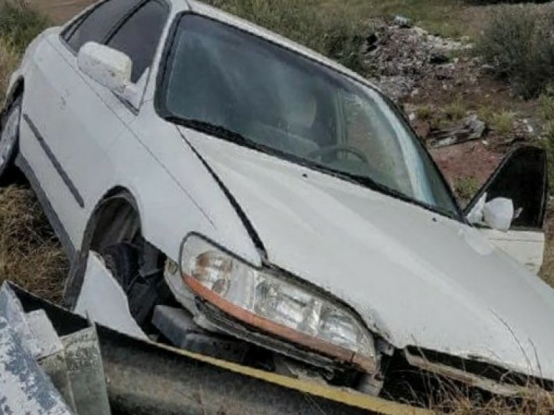 Choca vehículo en puente de San Carlos
