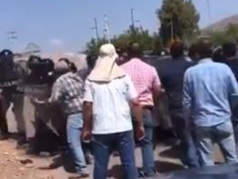 Chocan agricultores y Guardia Nacional en presa de Chihuahua