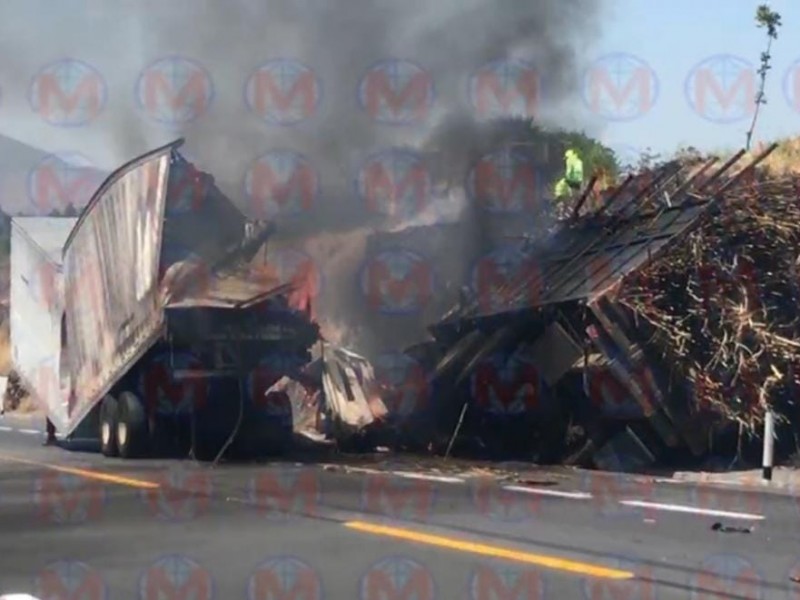 Chocan camión cañero y trailer en tramo Camichín de Jauja
