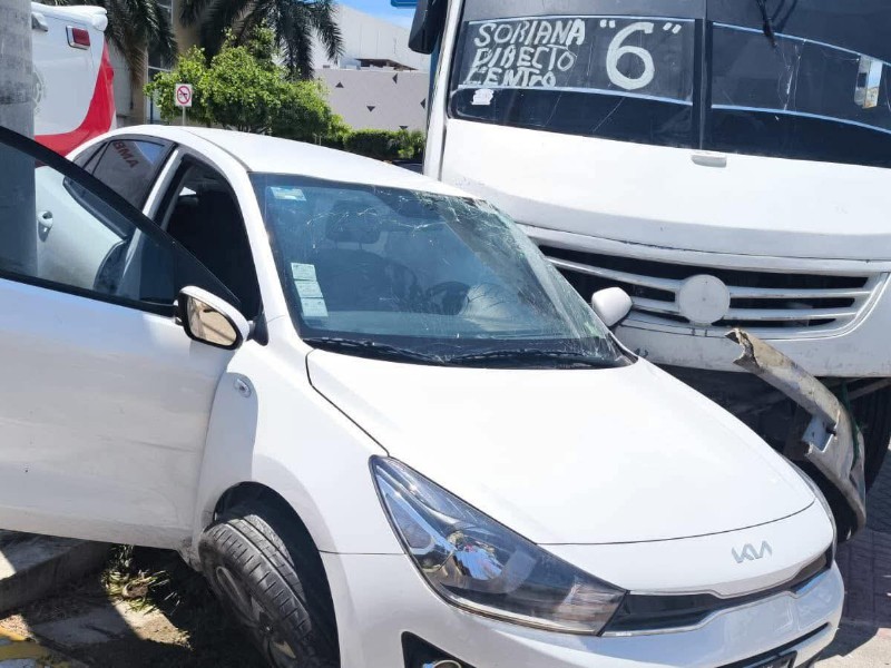 Chocan camión urbano y vehículo en Manzanillo, no hubo lesionados