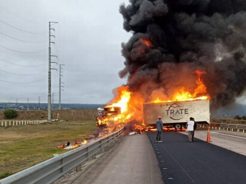 Chocan camiones de carga en Tulancingo, Hidalgo y quedan calcinados