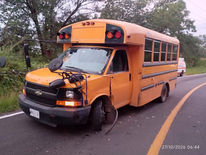 Chocan camión de personal y camioneta en la carretera Comala–Suchitlán