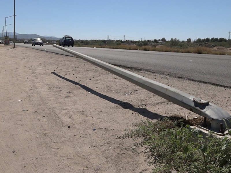 Chocan contra poste de luz en libramiento Roldán