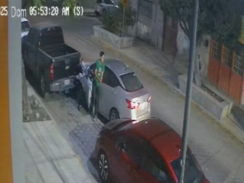 Chocan contra unidad estacionada y huyen, buscan a los responsables