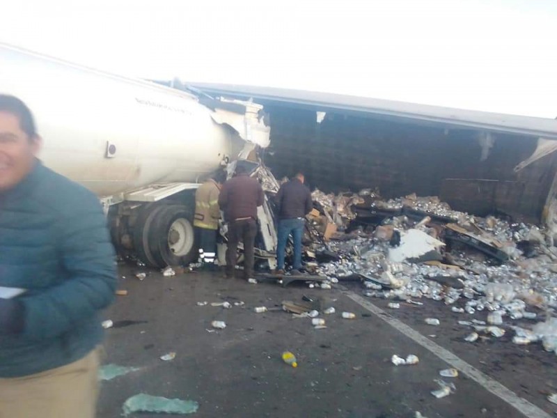 Chocan de frente, muere un conductor