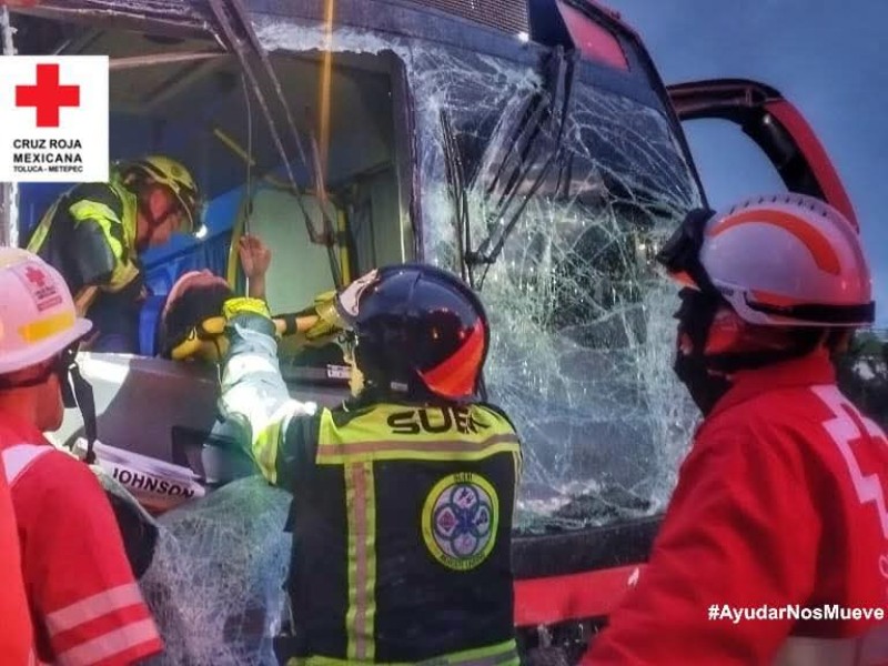 Chocan dos autobuses en Tollocan; hay 25 lesionados