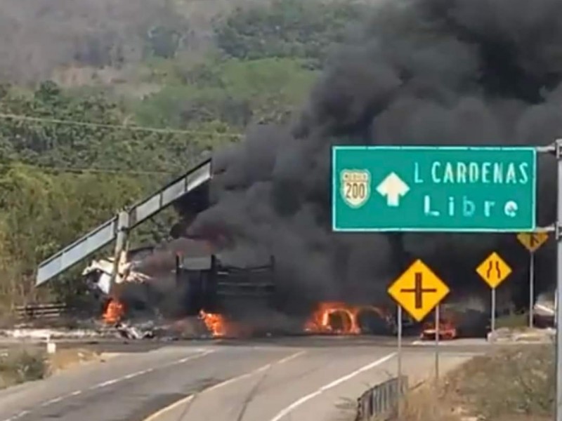 Chocan dos camiones de carga en la Siglo XXI