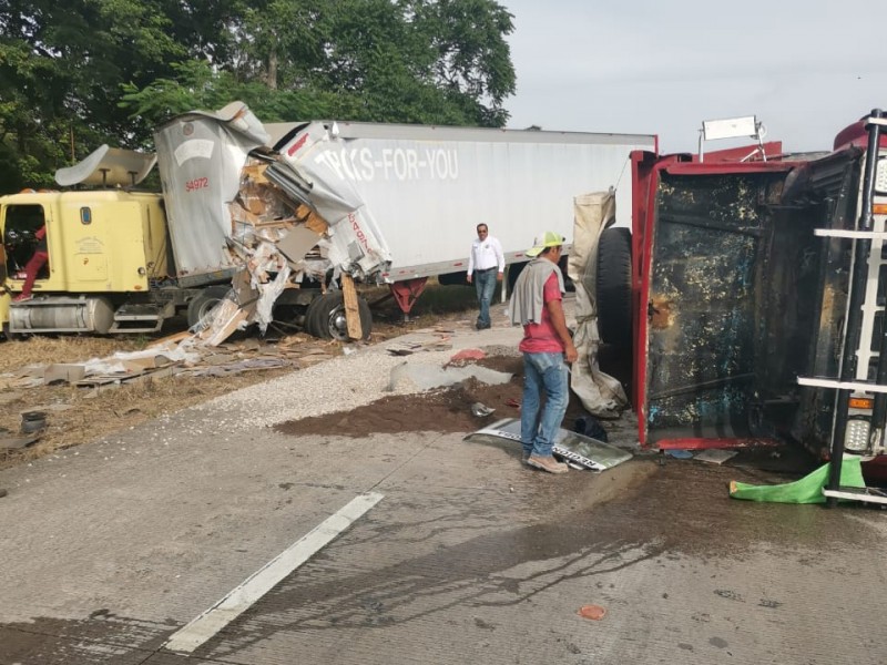 Chocan dos camiones pesados en la autopista Veracruz-Cordoba.