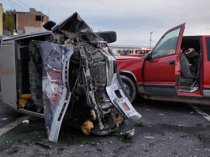 Chocan dos camionetas contra tráiler en carretera a San Luis