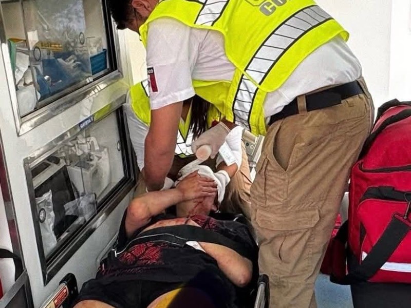 Chocan dos motos y camioneta; reportan cinco lesionados