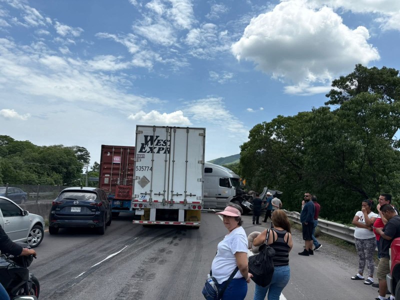 Chocan dos tractocamiones sobre autopista Colima-Manzanillo, hay obstrucción