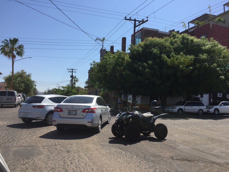 Chocan dos vehículos en el Centro