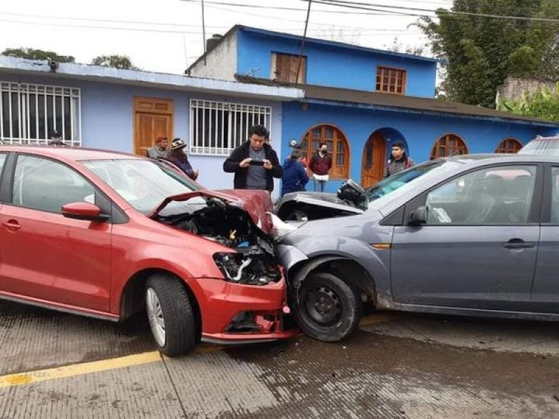 Chocan en la Coatepec-Las Trancas; responsable rebasó sin fijarse