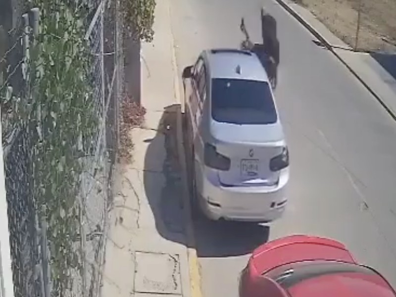 Chocan moto contra vehículo y se dan a la fuga