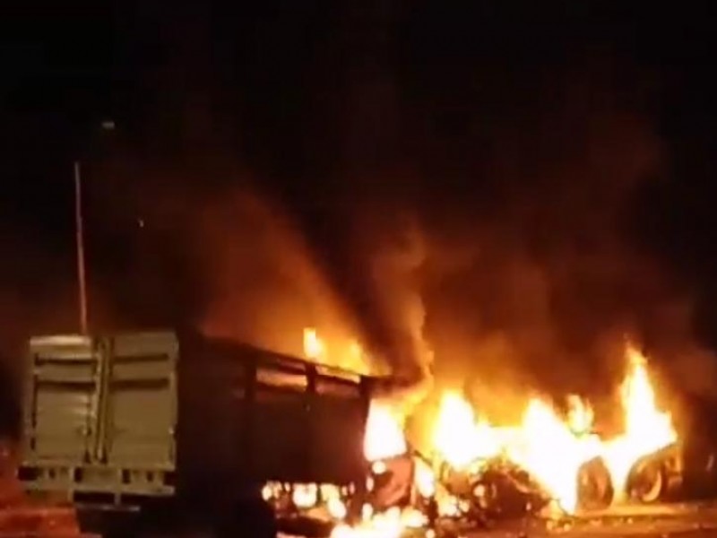 Chocan tráiler y camioneta de frente en Paso de Ovejas.