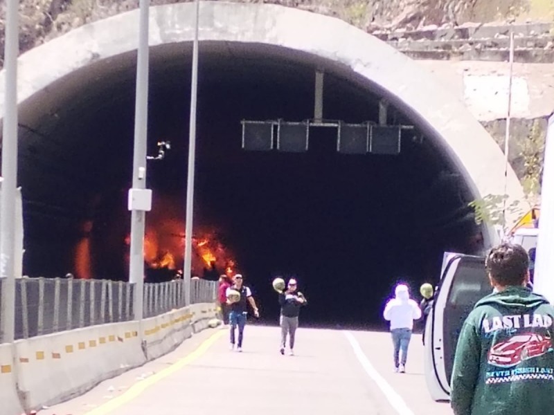 Chocan tráileres en la Supercarretera; mueren 3 personas calcinadas.