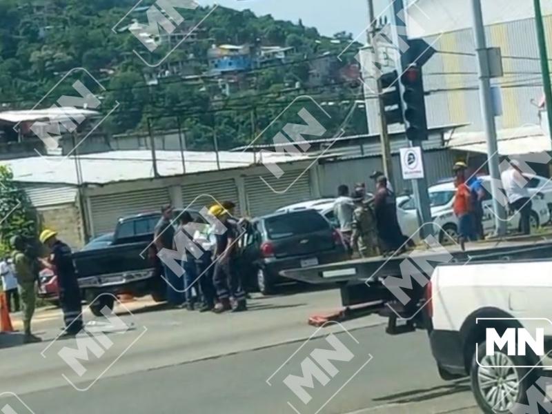 Chocan tres vehículos en bulevar Paseo Zihuatanejo