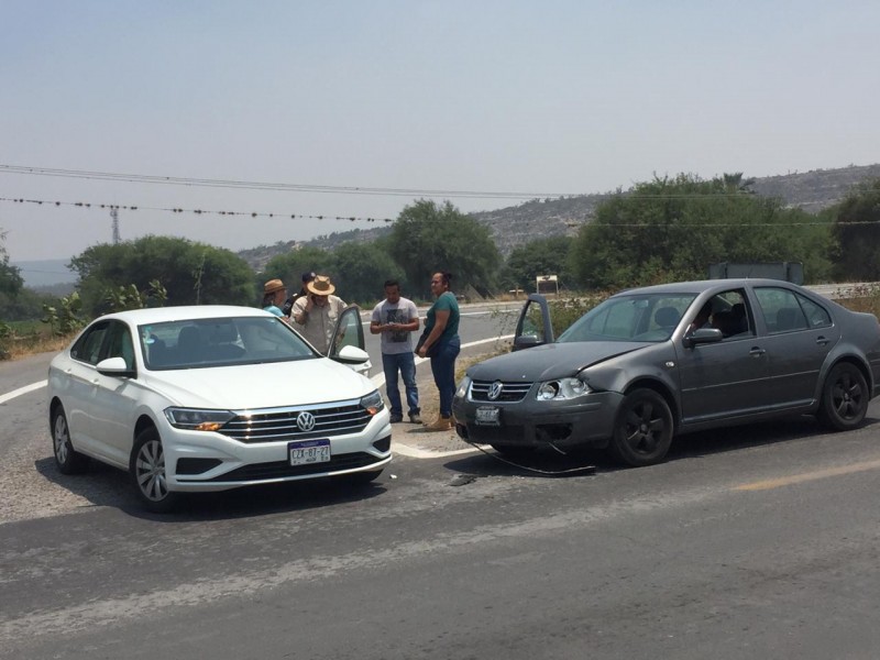 Chocan turistas en el 'trébol' de Coapan