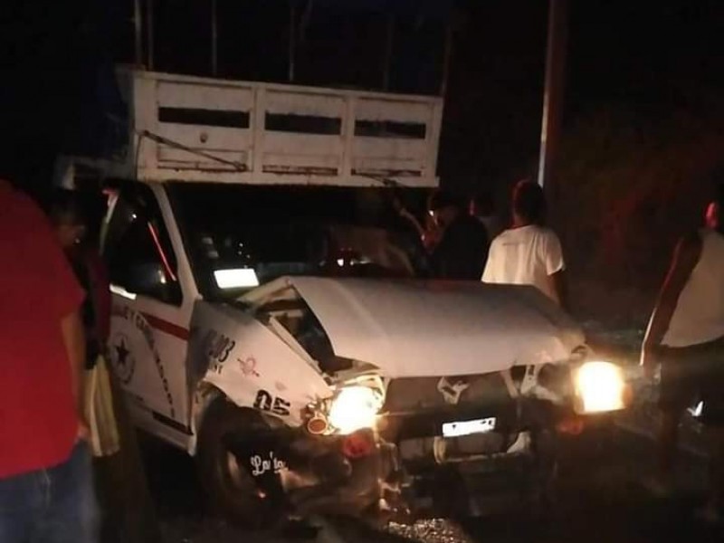 Chocan unidades del transporte público en Huazantlán, 8 lesionados