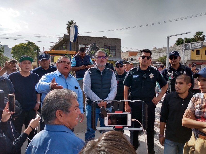 Chocan vecinos y autoridad por cierre de calles