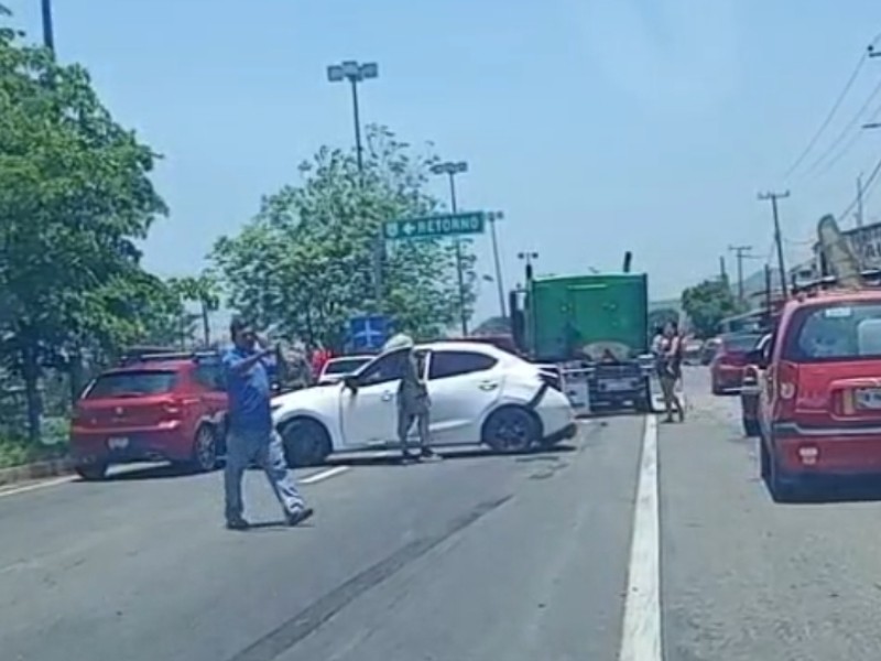 Chocan vehículos y tractocamión en autopista Colima-Manzanillo