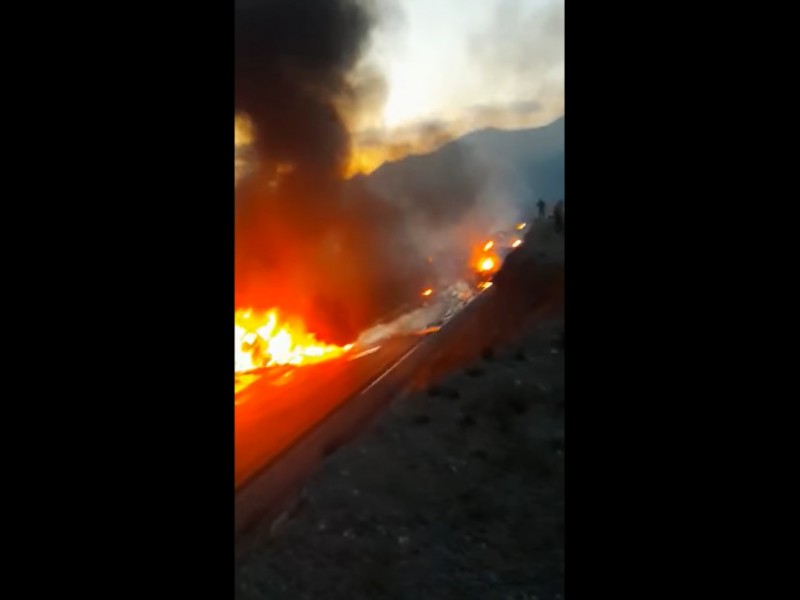 Chocan y se incendian dos tráileres en Los Chorros, Coahuila