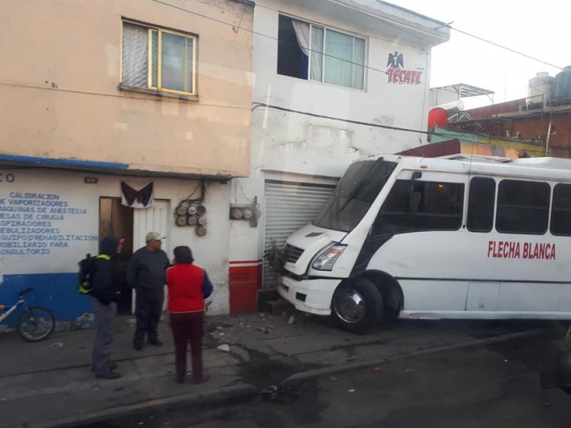 Chofer alcoholizado impacta contra casas y negocios