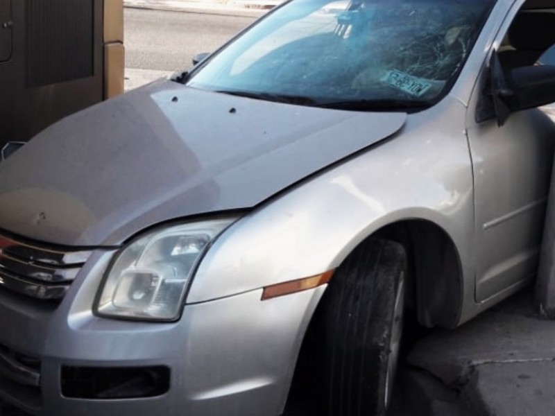 Chofer de autobús provoca choque en la Calzada